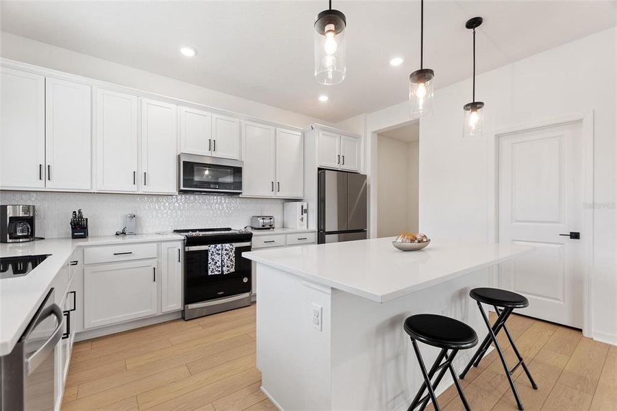 Kitchen w/ upgraded appliances