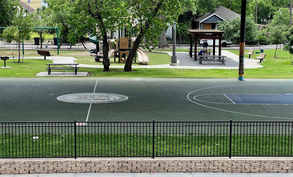Just walk outside to a play ground. View from the 2nd floor Balcony in spring and summer Just walk outside to a play ground. View from the 2nd floor Balcony in spring and summer