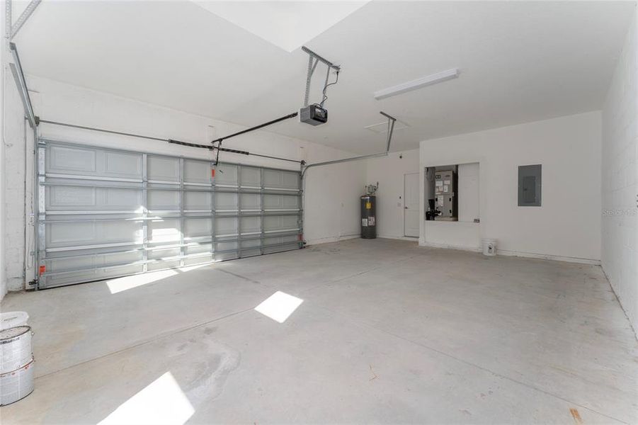 Spacious, unfurnished interior of a new home in , Palm Bay (Image 26).