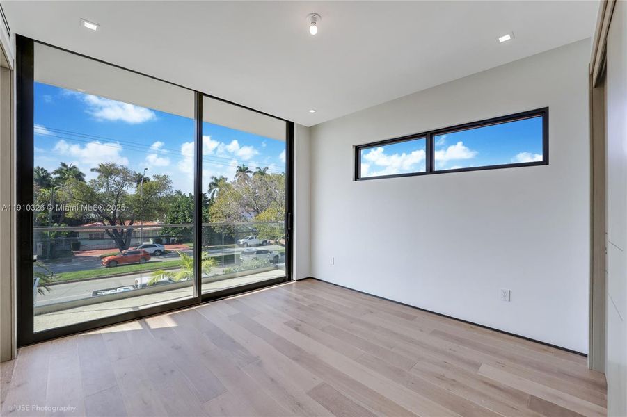 Spacious, unfurnished interior of a new home in , Miami Beach (Image 16).