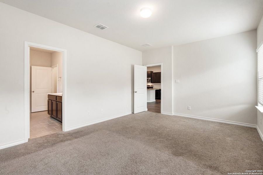 Spacious, unfurnished interior of a new home in Laurel Vistas, San Antonio (Image 37).