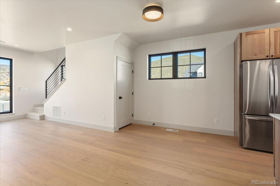 Spacious, unfurnished interior of a new home in , Salida (Image 18).