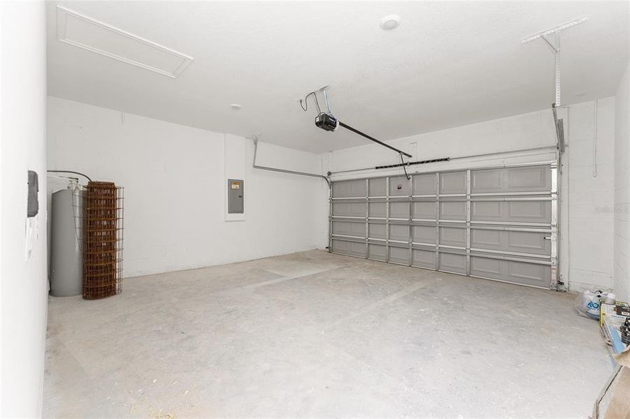 Spacious, unfurnished interior of a new home in , Citrus Springs (Image 11).