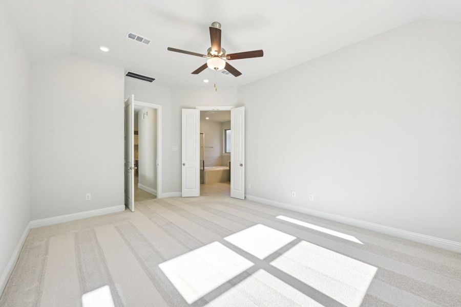 Spacious, unfurnished interior of a new home in Evergreen 40', Conroe (Image 37).
