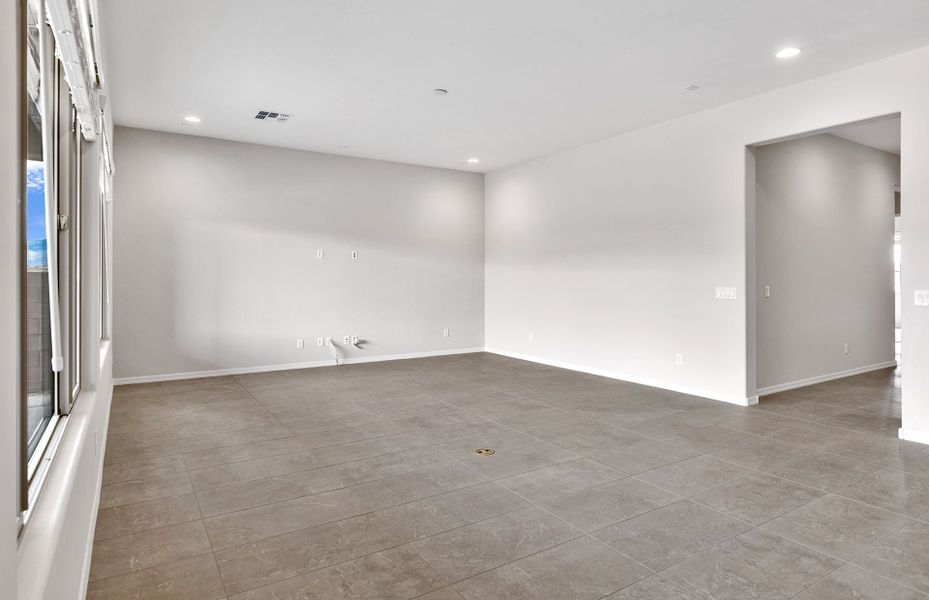 Spacious, unfurnished interior of a new home in Del Webb at Rocking K, Tucson (Image 16).
