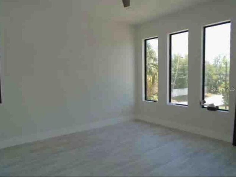Spacious, unfurnished interior of a new home in , Tampa (Image 9).