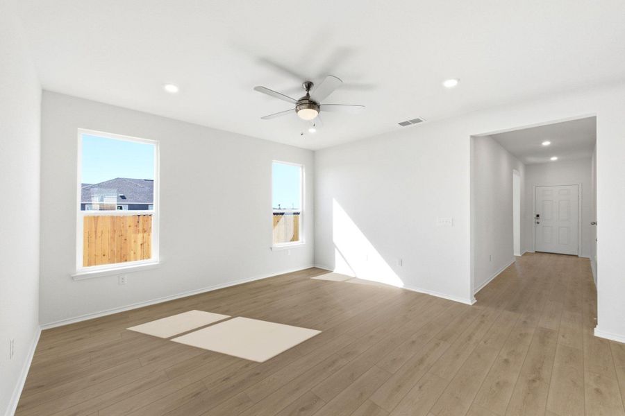 Spacious, unfurnished interior of a new home in Stoney Chase, Del Valle (Image 17).