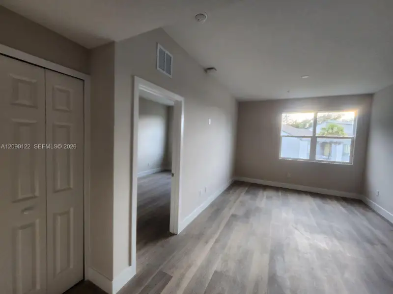 Spacious, unfurnished interior of a new home in , Orlando (Image 9).