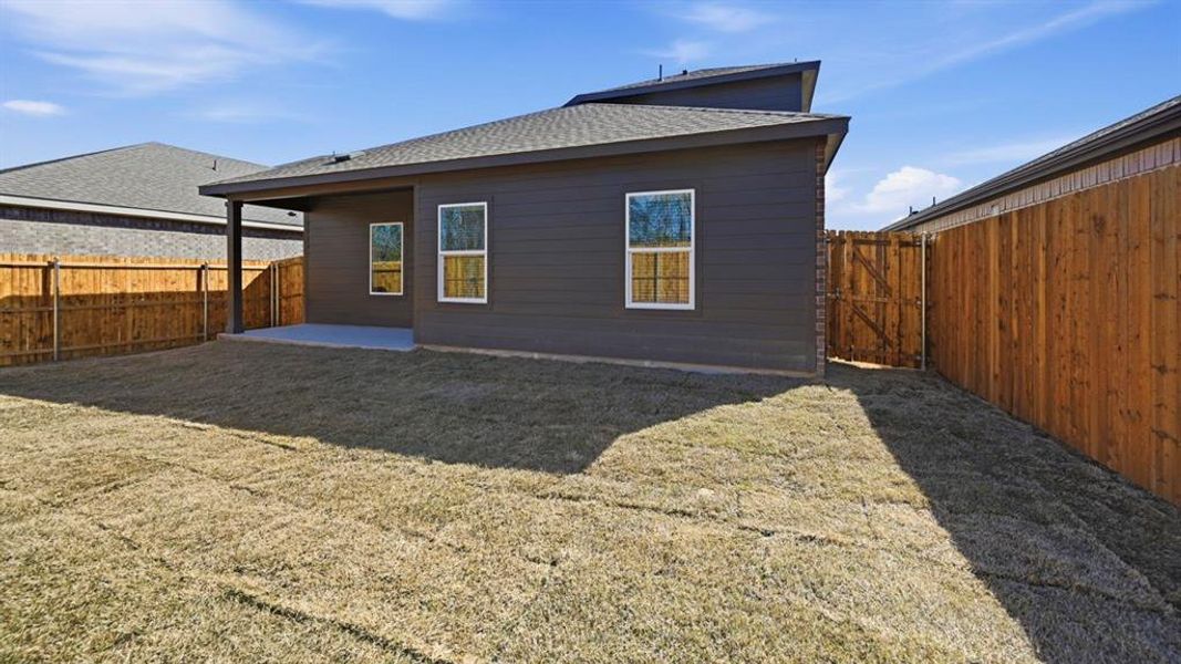 Exterior details and patio area of a home in Sweetwater Springs, Sherman (Image 24).