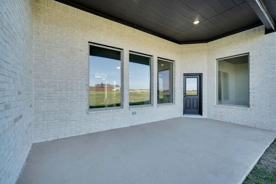 Exterior details and patio area of a home in , Waxahachie (Image 3).
