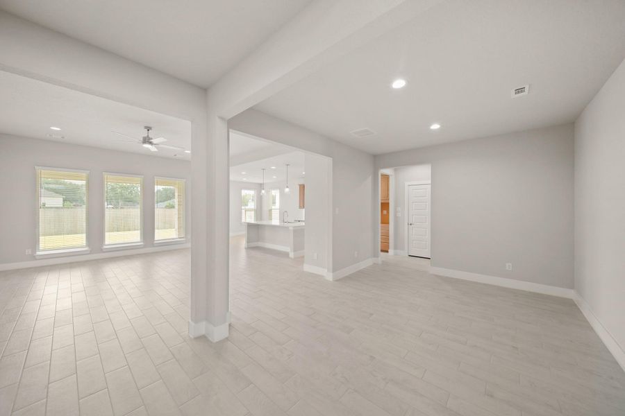 Spacious, unfurnished interior of a new home in Morton Creek Ranch, Katy (Image 30).
