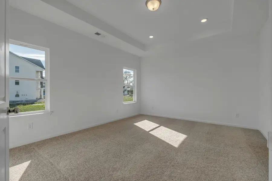Spacious, unfurnished interior of a new home in Stratford Station, Lebanon (Image 16).