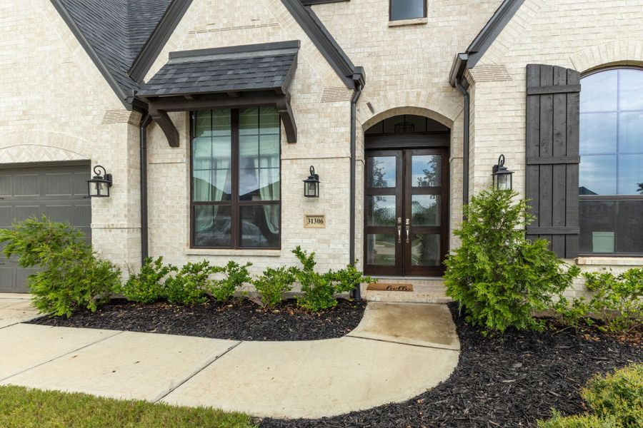 Exterior details and patio area of a home in Cross Creek West, Fulshear (Image 4).