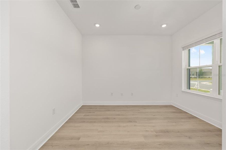 Spacious, unfurnished interior of a new home in , Ocala (Image 14).