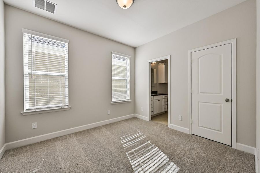 Spacious, unfurnished interior of a new home in Pearland Old Townsite, Pearland (Image 34).