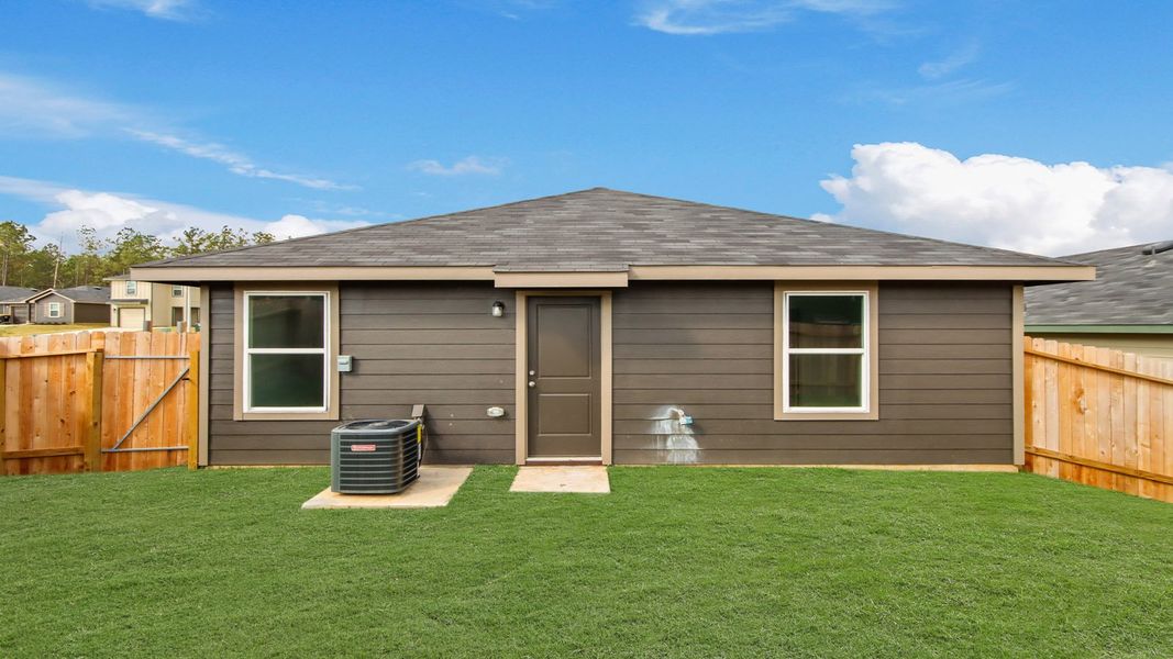 Exterior details and patio area of a home in McCrorey Trails, Conroe (Image 3).