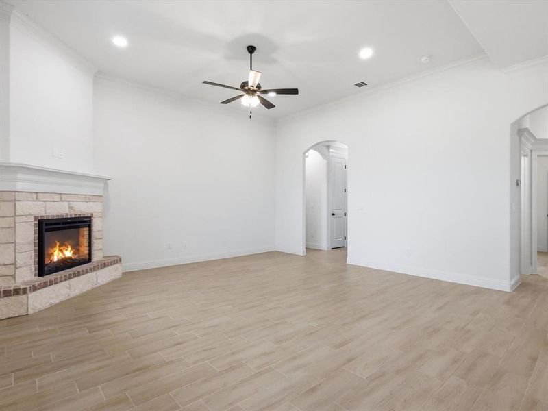 Spacious, unfurnished interior of a new home in , Tolar (Image 23).