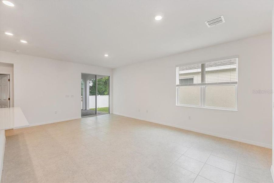 Spacious, unfurnished interior of a new home in Liberty Station, Orange City (Image 10).