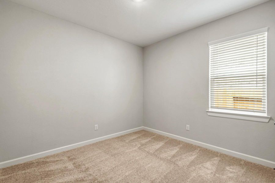 Spacious, unfurnished interior of a new home in Sweetwater Ridge, Conroe (Image 14).