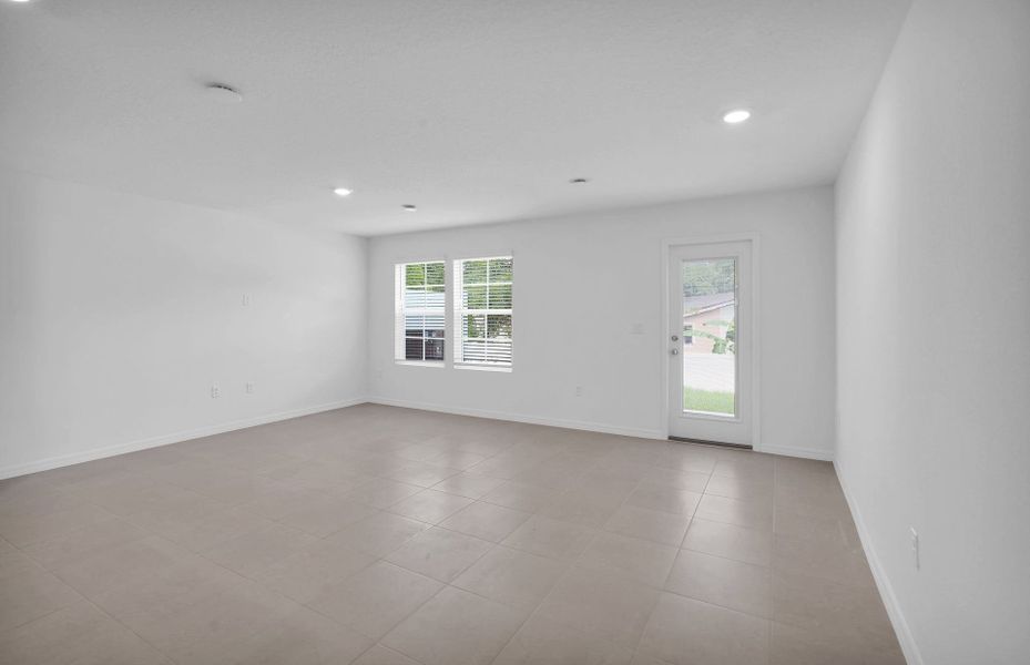 Spacious, unfurnished interior of a new home in Normandy Pines, Jacksonville (Image 15).
