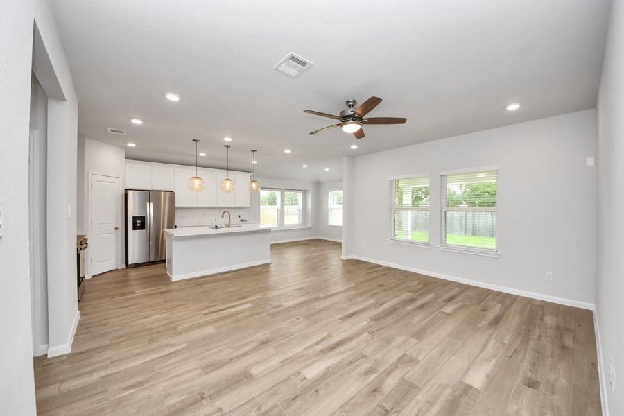 Spacious, unfurnished interior of a new home in Sunrise Cove: Landmark Collection, Texas City (Image 23).