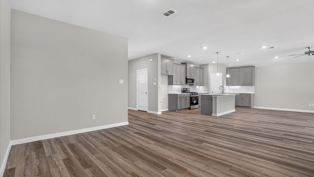 Spacious, unfurnished interior of a new home in Sandstone Estates, Granbury (Image 11).