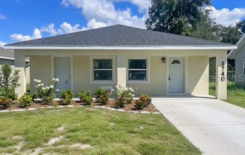 Exterior details and patio area of a home in , Winter Haven (Image 1).