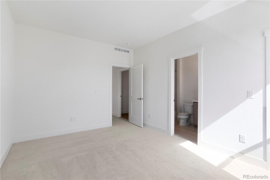 Spacious, unfurnished interior of a new home in Montaine, Castle Rock (Image 20).