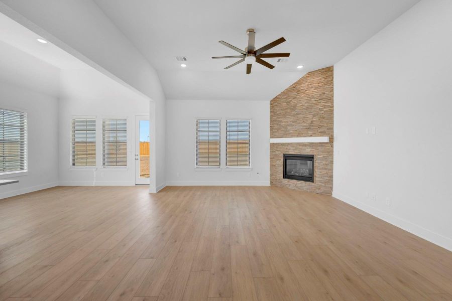 Spacious, unfurnished interior of a new home in Lone Star Landing, Montgomery (Image 31).