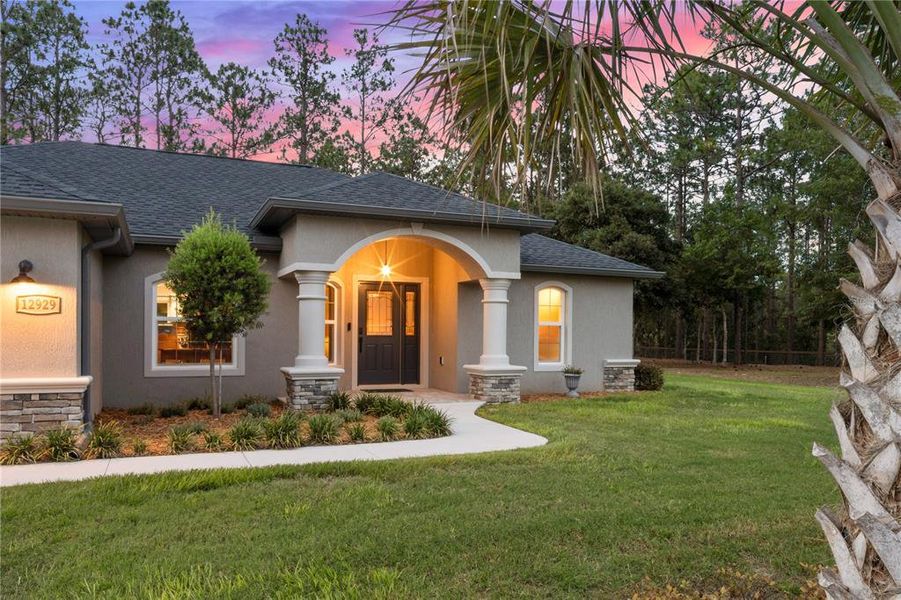 Exterior details and patio area of a home in , Dunnellon (Image 33).