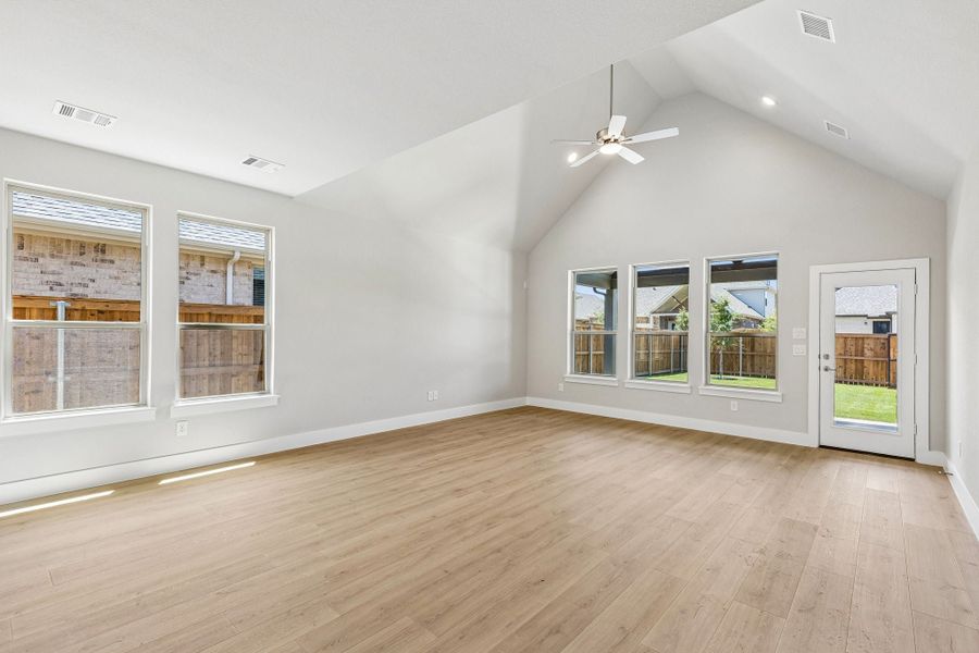 Spacious, unfurnished interior of a new home in Dove Hollow, Waxahachie (Image 20).