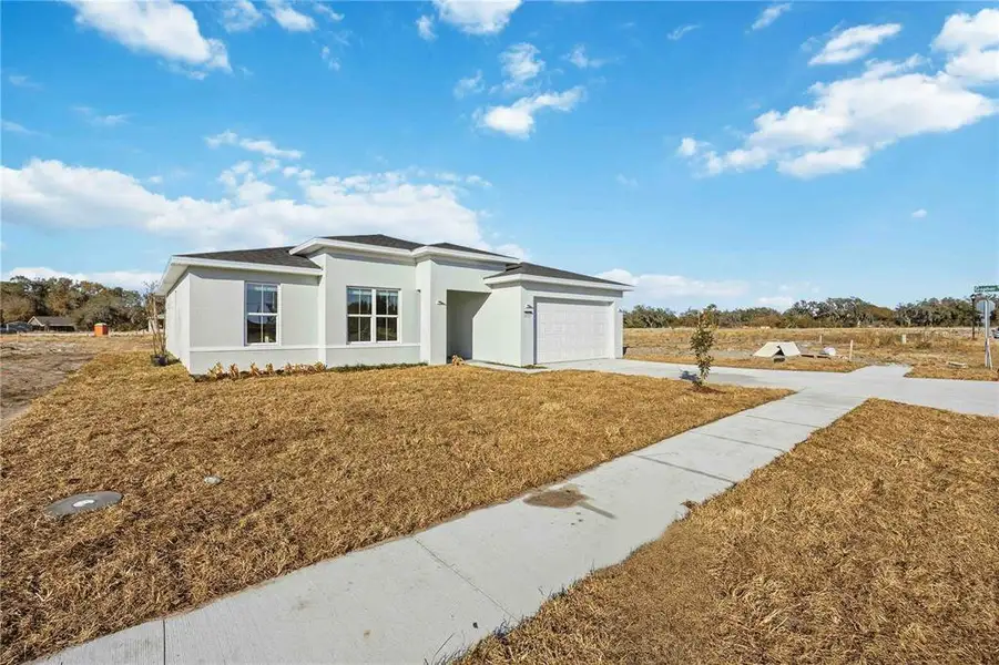 Exterior details and patio area of a home in , Winter Haven (Image 4).