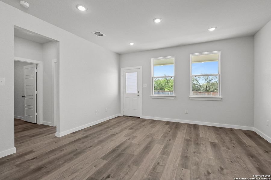 Spacious, unfurnished interior of a new home in Cinco Lakes, San Antonio (Image 27).
