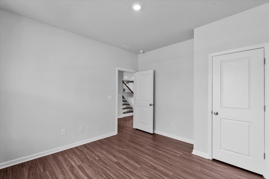Spacious, unfurnished interior of a new home in Fieldstone, Lexington (Image 27).