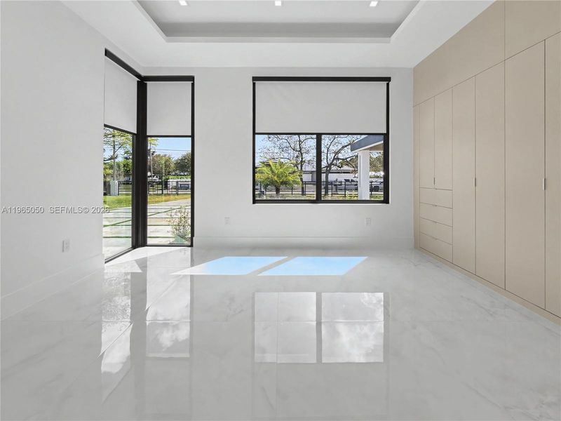 Spacious, unfurnished interior of a new home in , Miami (Image 16).