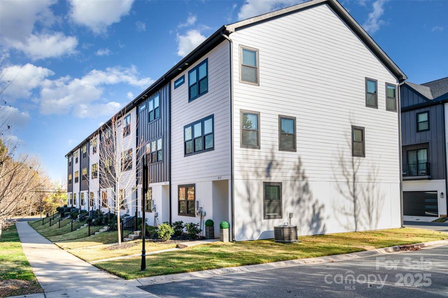 Condo located in Charlotte, NC showcasing its design and architecture (Image 4).