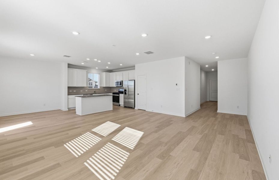 Spacious, unfurnished interior of a new home in Sunfield, Buda (Image 17).