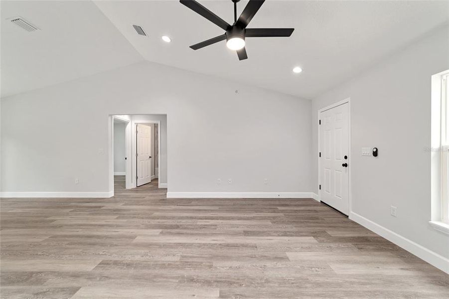 Spacious, unfurnished interior of a new home in , Ocala (Image 33).