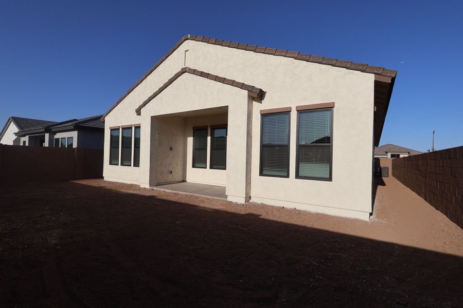 Exterior details and patio area of a home in Edgewood, San Tan Valley (Image 3).