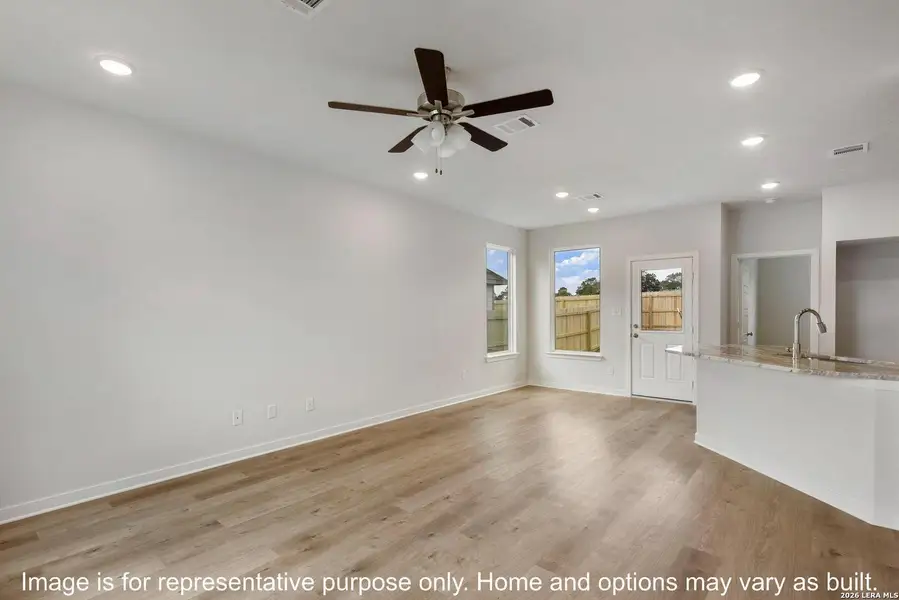 Spacious, unfurnished interior of a new home in Arroyo Ranch, Seguin (Image 6).