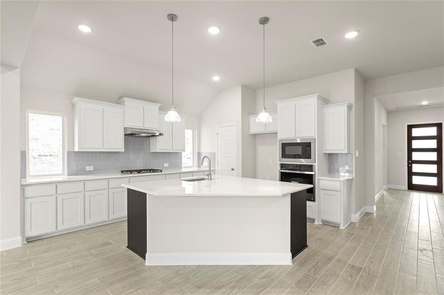 Furnished interior view inside a new home in Meadow Run, Melissa (Image 8). Furnished interior view inside a new home in Meadow Run, Melissa (Image 8).