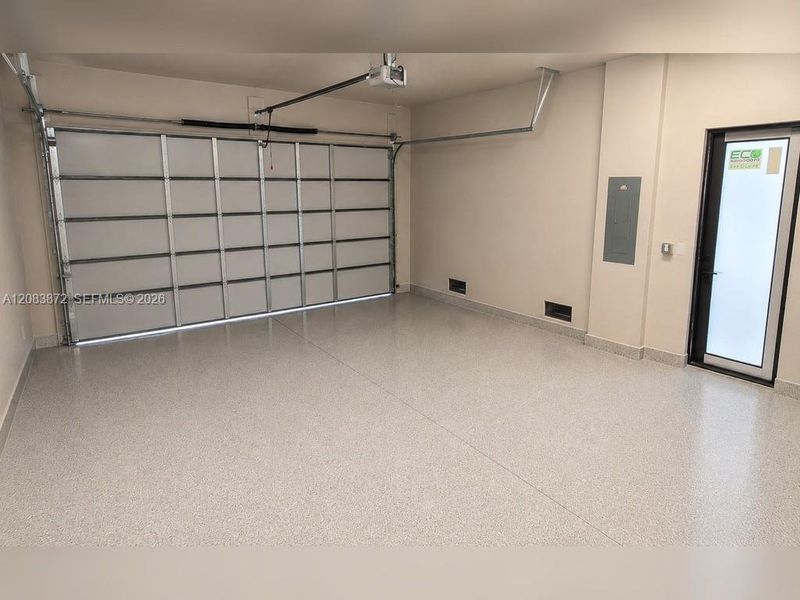 Spacious, unfurnished interior of a new home in , Cape Coral (Image 30).