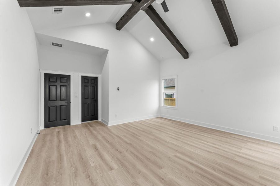 Extra-large primary suite with high ceilings and plenty of natural light. Extra-large primary suite with high ceilings and plenty of natural light.