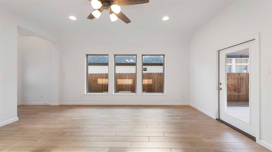 Spacious, unfurnished interior of a new home in Avondale 40', Fate (Image 15).