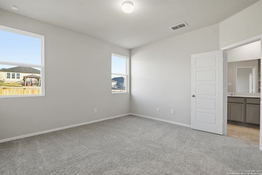 Spacious, unfurnished interior of a new home in Hunters Ranch, San Antonio (Image 14).