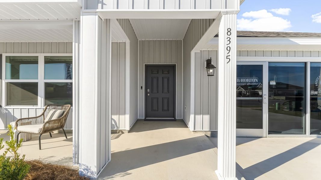 Exterior details and patio area of a home in Park Place, Panama City (Image 2).