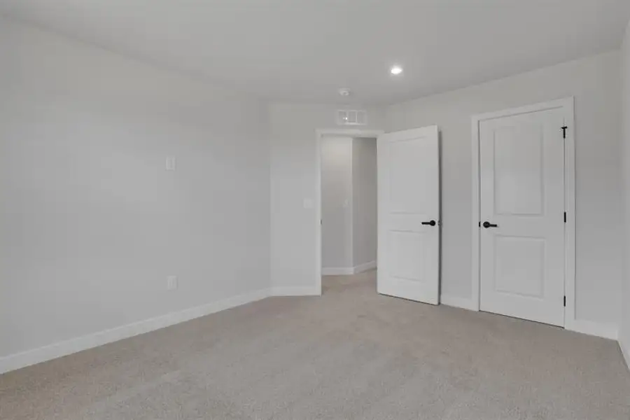 Spacious, unfurnished interior of a new home in Laurel Fields, Gainesville (Image 15).