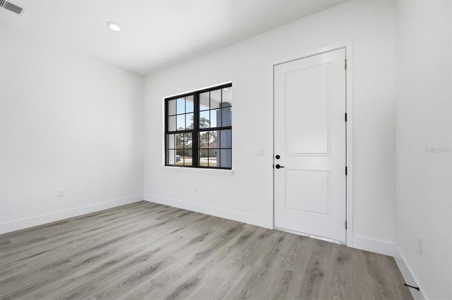 Spacious, unfurnished interior of a new home in , Ocala (Image 25).