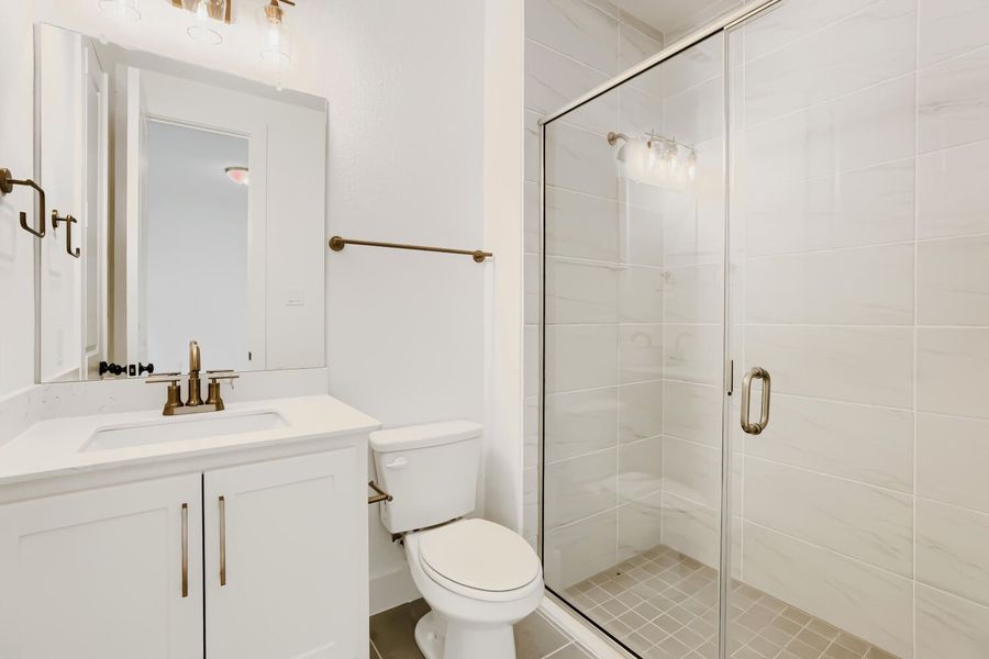 2611 Acie - Full Bathroom