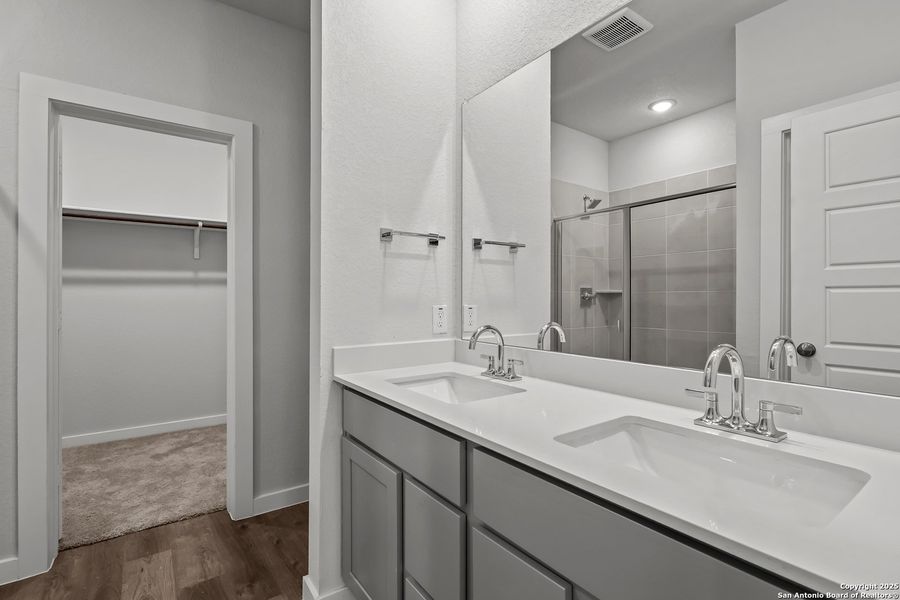 Furnished interior view inside a new home in Senna, Leon Valley (Image 11).